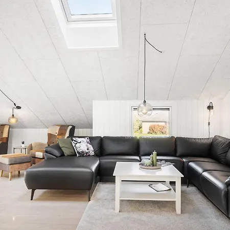 5 Bedroom Cozy In Hejls
